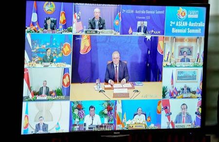 杜特地總統和東盟（ASEAN）成員國其他領導人與澳大利亞總理斯科特·莫裡森一起在線上開會。這次東盟峰會是由越南主持的。杜特地總統于2020年11月14日在總統府的高爾夫俱樂部參加虛擬東盟峰會。