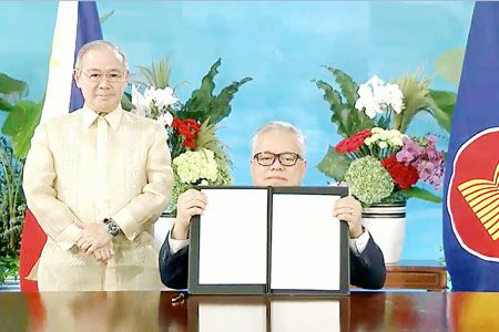 亞太15國15日簽署區域全面經濟夥伴關係協定（RCEP）。圖為工商部長羅帛斯拿著簽署好的協議。左為外交部長陸辛。（法新社）