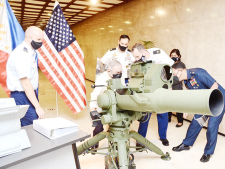 外交部長陸辛昨日在巴西市外交部交接儀式上檢查美國移交給菲國的國防武器。美國國家安全顧問奧布萊恩出訪菲律濱和越南，以加強與這兩個國家的雙邊關係，並討論地區安全合作。