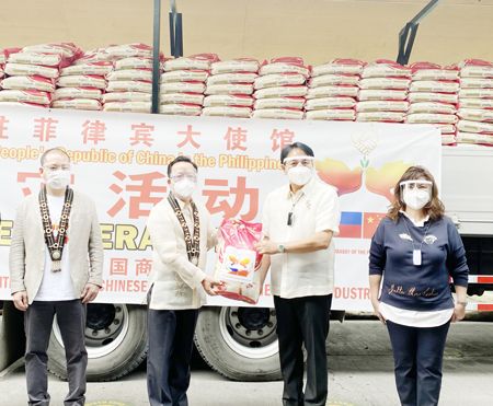 黃溪連大使昨日在巴蘭玉計市政廳向巴蘭玉計市長奧利華禮示轉交中國捐贈的颱風救災物資。（本報圖片）