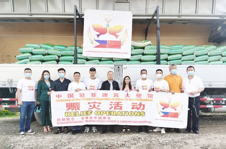 圖為中國駐菲大使館在菲律濱中國商會協助下，先後向多地捐贈救災物資。（中國大使館供圖）
