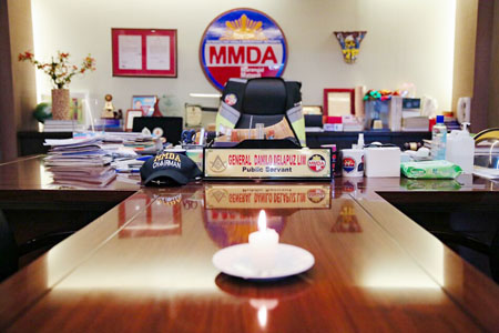 週三位於馬加智市的大岷署總部，已故大岷署長林德才的辦公桌上放著一支點燃的蠟燭。這位退役將軍於12月29日檢測出新冠肺炎陽性，於昨日上午逝世。