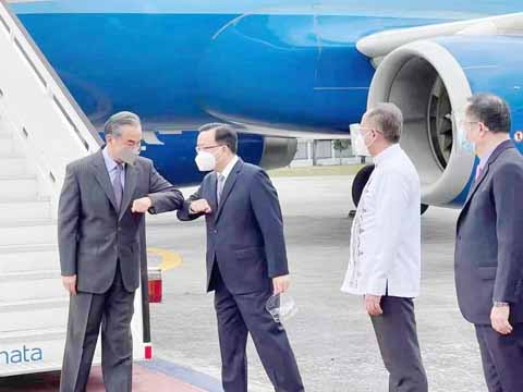 中國外交部長王毅昨日抵菲訪問，外交部副部長杜萊、禮賓司司長馬育和中國駐菲大使黃溪連的歡迎。