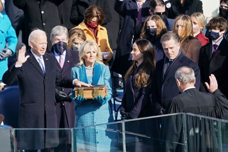 喬·拜登（左）於2021年1月20日在美國華盛頓特區的國會大廈宣誓就任美國第46任總統，由最高法院首席大法官約翰·羅伯茨監誓。（法新社）