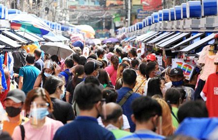 這張2020年11月的照片顯示，人們湧向馬尼拉的Divisoria，這導致衛生部提醒公眾遠離擁擠的地方。