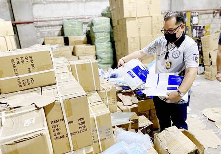 圖為海關在敦洛區繳獲了價值1億元的偽劣貨品。