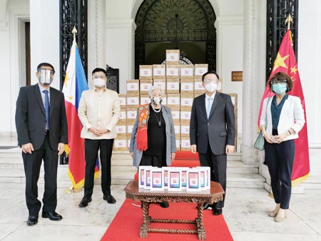 圖為黃溪連大使在總統府向菲教育部長布里昂尼斯和總統外事助理波赫移交2000台華為平板電腦。(中國大使館供圖)