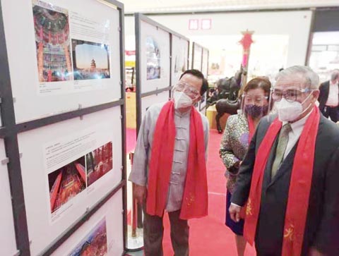 黃大使和菲律濱外長及外長夫人出席的一個春節的義賣的活動。（中國大使館供圖）