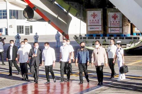 圖為杜特地總統昨日親自率領眾官員前往維惹莫空軍基地迎接中國捐贈的科興新冠肺炎疫苗。