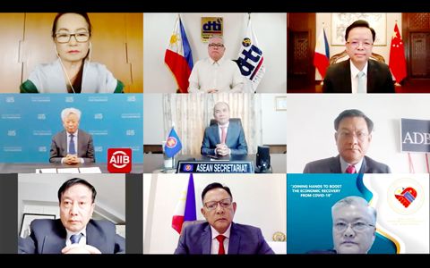 圖為中國駐菲大使館和菲中了解協會通過線上方式聯合舉辦首屆「中國—菲律濱馬尼拉論壇」。亞洲基礎設施投資銀行行長金立群發表主旨演講。