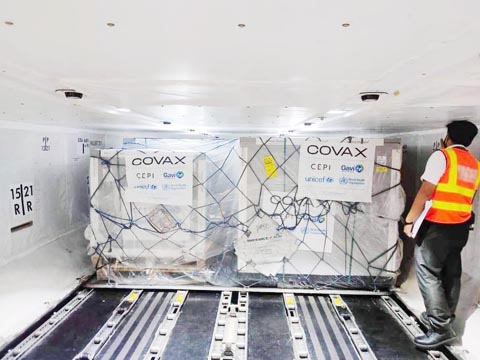 從全球COVAX設施運送的第一批由英國阿斯利康公司和牛津大學研發的487,200劑新冠肺炎疫苗昨晚抵達巴西市的維惹莫空軍基地。