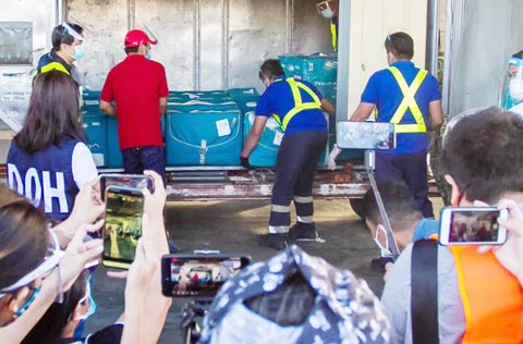 機場工作人員週四在納卯國際機場卸下2.16萬劑科興新冠肺炎疫苗。菲南部醫療中心的衛生工作者將優先接種疫苗。