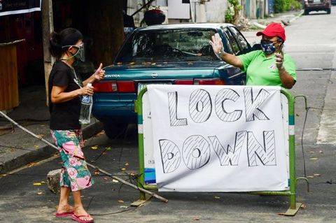 一名女子昨日試圖進入計順市一條被封鎖的街道。根據計順市傳染病檢測小組,截至昨日該市共有4104宗活躍病例。