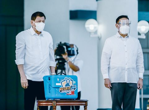 圖為杜特地總統和衛生部長杜計參加歡迎100萬劑中國科興疫苗交付的儀式。（新華社）