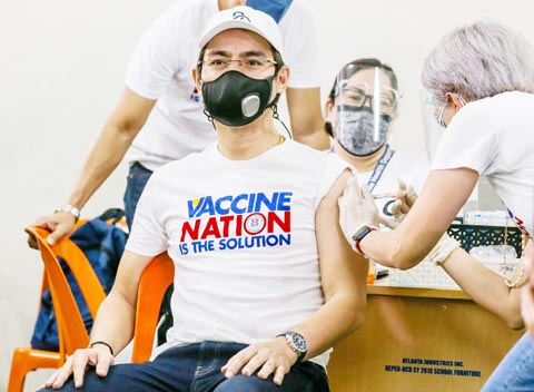 馬尼拉市長莫仁諾昨日在馬尼拉接種中國科興新冠疫苗。目前，菲律濱疫情形勢嚴峻，考慮到疫情高風險城市市長也屬於一線人員，履行防疫職責時會有感染風險，杜特地總統近日批准新發傳染病跨政府部門工作組的一項建議，允許疫情高風險城市市長開始接種疫苗。（新華社）