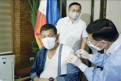 杜特地總統昨日接種中國國藥集團的新冠肺炎疫苗，由衛生部長杜計親自注射。（新華社）