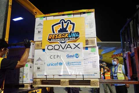 圖為19.3萬劑輝瑞新冠疫苗昨晚抵達巴西市尼蕊亞謹諾國際機場二號航站。