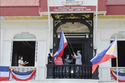 國旗展示在位于甲美地省Kawit市Barangay