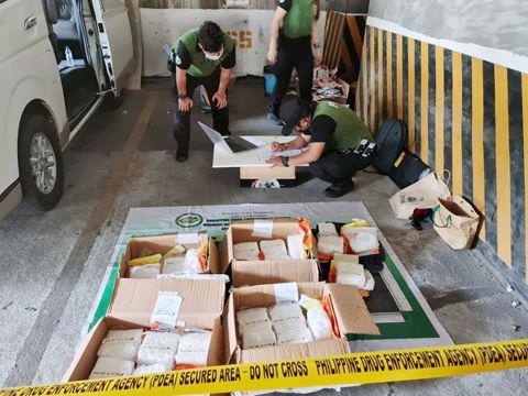 圖為菲緝毒署探員昨日在馬尼拉市馬拉地區一座公寓內盤點被查獲的38公斤沙霧，價值2.58億披索。