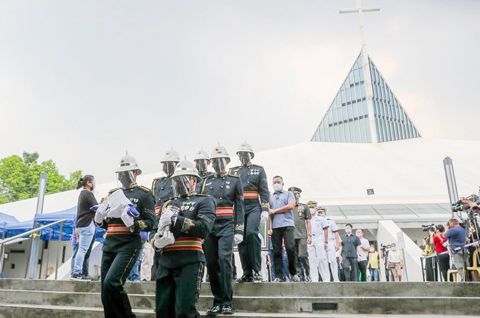 週六，在馬尼拉雅典耀大學的蓋蘇(Gesu)教堂舉行葬禮彌撒後，儀仗隊抬著已故總統蕊蕊·亞謹諾三世的骨灰盒。