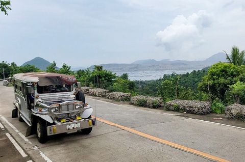 週六早上從描東岸的勞雷爾看到煙霧從塔亞火山升起。國家地震學家幾天前將火山的警報級別提高到3級(最高5級)。