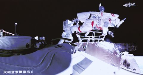 7月4日，在北京航天飛行控制中心大屏拍攝的航天員劉伯明出艙場面。據中國載人航天工程辦公室消息，北京時間2021年7月4日8時11分，神舟十二號乘組航天員劉伯明成功開啟天和核心艙節點艙出艙艙門，截至11時02分，航天員劉伯明、湯洪波身著中國自主研製的新一代「飛天」艙外航天服，已先後從天和核心艙節點艙成功出艙，並已完成在機械臂上安裝腳限位器和艙外工作台等工作，後續將在機械臂支持下，相互配合開展空間站艙
