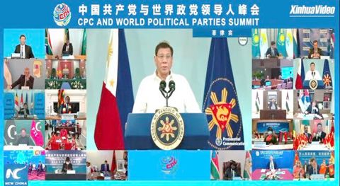 圖為杜特地總統昨日參加中國共產黨與世界政黨領導人峯會時，祝賀中國共產黨建黨100週年。（網上視頻截圖）