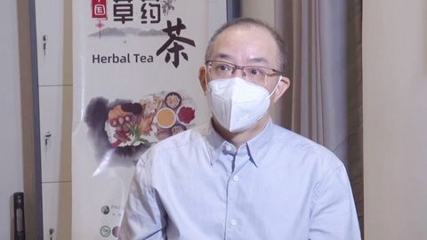 圖為中國—菲律濱中醫藥中心菲方主任鄭啟明正在接受新華社記者採訪。（新華社）