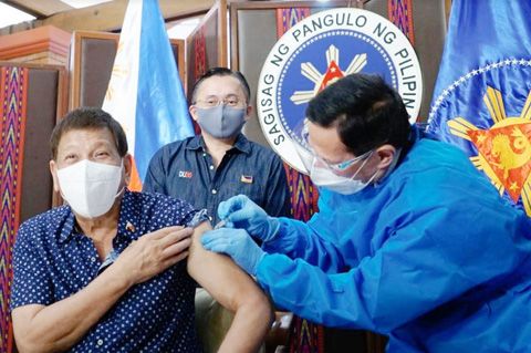 杜特地總統昨日在總統府接種第二劑中國國藥新冠疫苗，由衛生部長杜計親自注射。