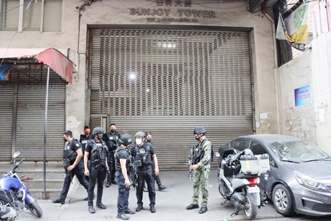 圖為馬尼拉警區特種武器部隊昨日下午在日昇大廈外戒備。一名華商在裡面遭劫殺，嫌犯仍未抓獲。（本報記者Celia
