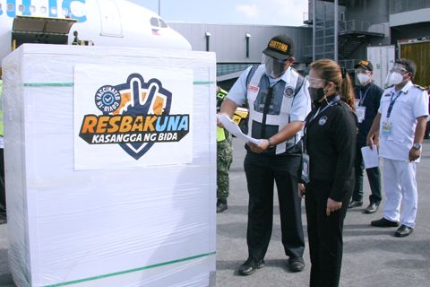 海關官員昨日在尼蕊亞謹諾國際機場三號終站檢查來自中國的100萬劑科興新冠疫苗。政府說7月17日還有150萬劑科興疫苗會抵達本國。