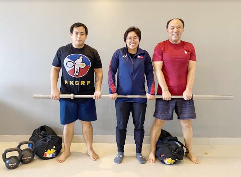 右起中國籍主教練高凱文，舉重名將迪亞士和男友兼體能教練納蘭賀。