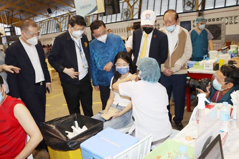 圖為中國駐菲大使黃溪連昨日視察華社抗疫委光啟中學新冠疫苗接種中心。（本報記者Celia