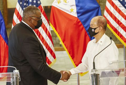 圖為美國國防部長奧斯汀（左）與菲國防部長洛仁薩那（右）昨日在計順市亞銀那洛軍營舉行雙邊會談後握手。杜特地總統已決定全面恢復菲美軍事協議。