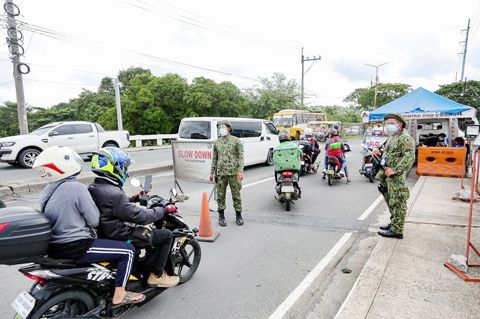 週六，菲國警開始在大首都區進行邊界管制的幾個小時前，駕車者仍可以沿