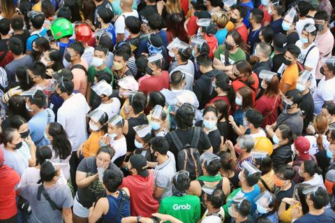 加強社區隔離的前一天，大岷區的多個新冠肺炎疫苗接種點人山人海。馬尼拉警方表示，四個疫苗接種點的人流高達上萬。