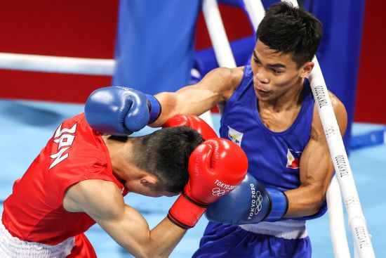 菲律濱選手卡洛·帕拉姆以5-0的比分擊敗日本拳擊手田中亮。（新華社）