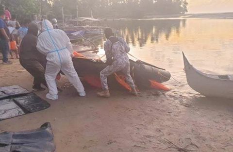 圖為巴拉灣省警察在海中救起一艘小型中國橡皮艇中的2名中國漁民。