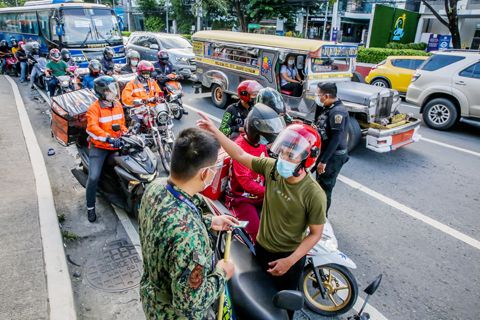 8月6日,一名警察在計順市街頭檢查市民是否遵守防疫規定。鋻於近期日益嚴峻的新冠疫情,大岷區從6日起升級防疫措施。(新華社)