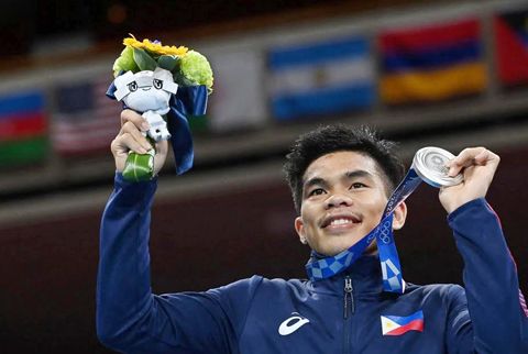 週六，在2020年東京奧運會的國技館體育館舉行的男子蠅量級拳擊獎牌儀式上，菲律賓選手卡洛·帕拉姆(CarloPaalam)慶祝獲得銀牌。Paalam敗給了英國的GalaiYafai僅得銀牌