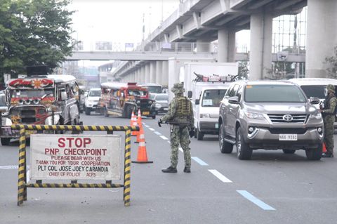 ECQ規範。週六（2021年8月7日），安智波羅市檢查站警察在Marikina-Infanta高速公路沿線檢查駕車者的證件。大岷區加強社區隔離至8月20日，而黎剎省ECQ將持續至8月15日。
