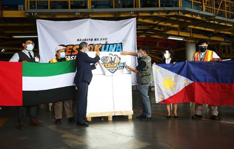 圖為阿聯酋駐菲大使館代辦哈立德·哈傑里（左三）和菲新冠肺炎國家工作組助理部長馬育（左四）昨日在巴西市尼蕊亞謹諾國際機場三號航站樓迎接阿聯酋捐贈的中國國藥新冠疫苗。