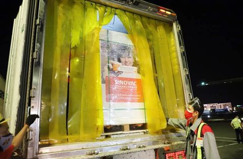 圖為200萬劑中國科興疫苗昨晚抵達尼蕊亞謹諾國際機場二號航站樓。