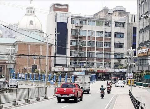 圖為馬尼拉市仙沓古律斯區轆遜廣場昨日只有少數車輛行駛。大岷區仍然處於封城狀態。