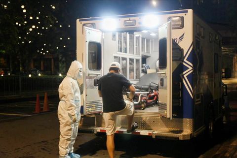 馬尼拉市長莫仁諾昨晚登上一輛救護車前往醫院治療。他的檢測結果顯示他感染新冠肺炎。