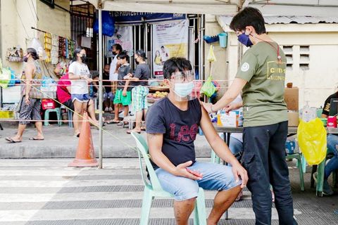 馬尼拉衛生局的工作人員週六在馬尼拉仙沓古律示的武敏直(Blumentritt)市場為工作人員和供應商接種了科興疫苗。