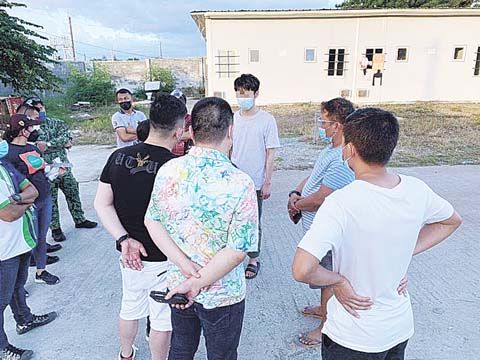 李姓台灣男子（後中）在菲律濱賭場欠下35萬披索未還後遭拘禁，經警方救助於14日脫險。