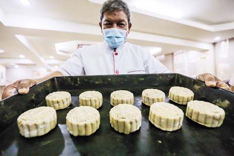 一名廚師日前在馬尼拉華人區一家餐館內準備烘烤月餅。今日是中國傳統節日中秋節，月餅已經成為菲人的茶點特選之一。（新華社）