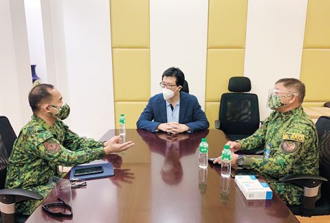 中國駐菲使館總領事王悅參贊（左）29日會見菲國警反綁架大隊負責人迪馬斯準將。