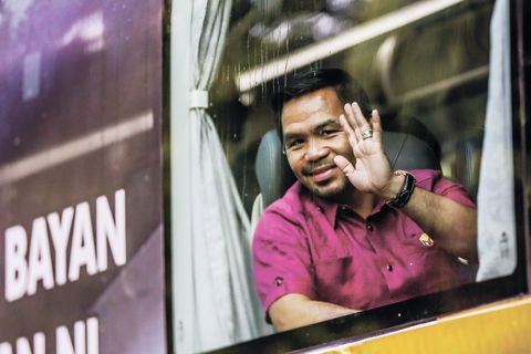 拳擊偶像、參議員曼尼·巴喬昨日在前往選舉署提交總統候選人資格證書的大巴上向支持者揮手致意。巴喬週五正式提交了2022年5月大選的總統候選人資格證書。週三,巴喬宣佈退出拳壇,謀求總統職位。(新華社)